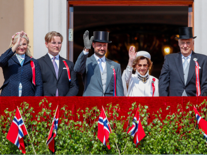 Kongefamilien hilser barnetoget i Oslo fra Slottsbalkongen. Foto: Frederik Ringnes / NTB